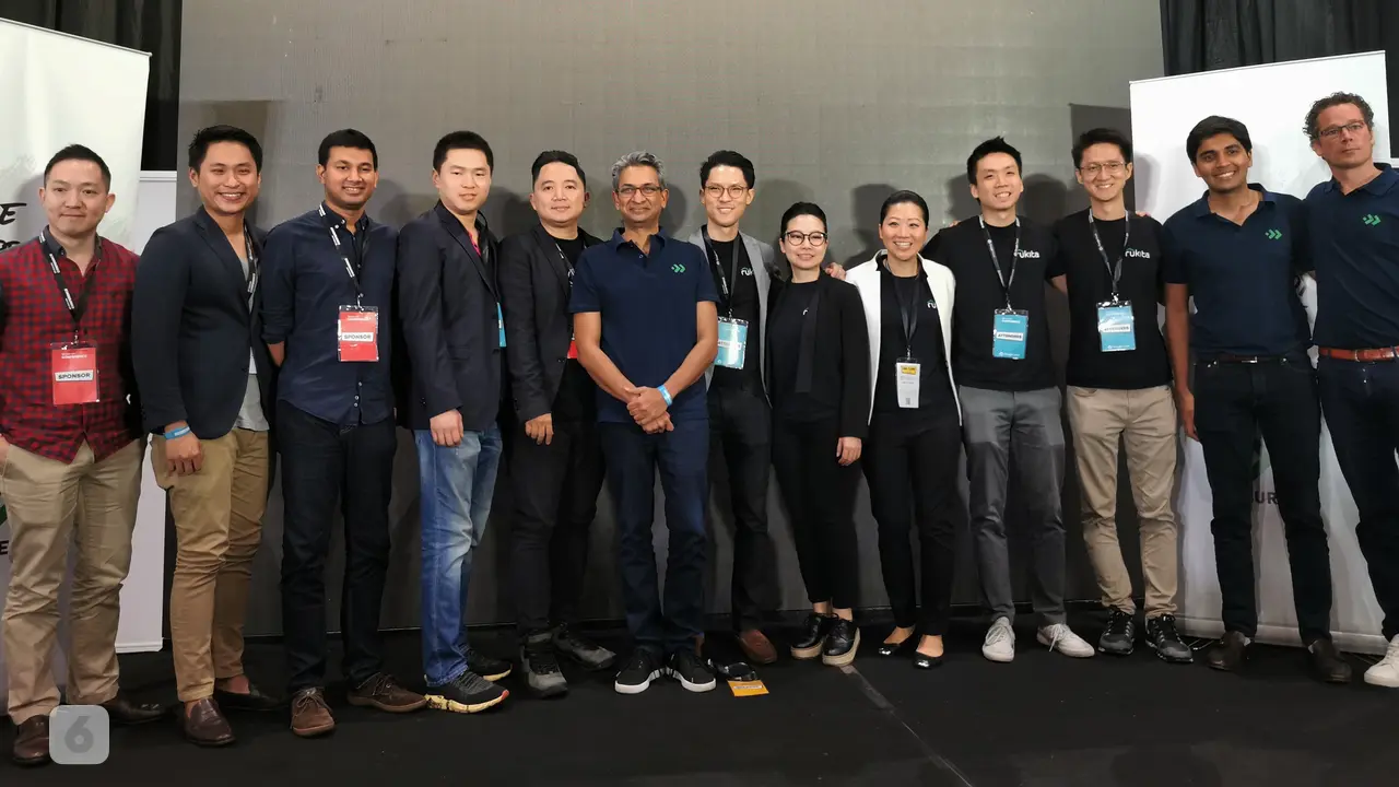 Managing Director di Surge, Rajan Anandan, bersama pendiri startup terpilih pada program Surge