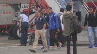 Pemain Arema FC, Sunarto hanya memakai sandal jepit saat tim transit di Bandara Halim Perdanakusuma, Jakarta, Selasa (28/2/2017). (Bola.com/Iwan Setiawan)