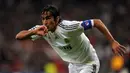 Raul Gonzalez. Bersama Iker Casillas di 2008, ia menerima kontrak seumur hidup. Anehnya pada 2010, ia justru pindah ke Schalke dengan status bebas transfer. Adalah kedatangan Cristiano Ronaldo dan Jose Mourinho yang jadi penyebabnya yang disetujui Florentino Perez. (Foto: AFP/Javier Soriano)