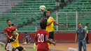 Gelandang timnas Brunei Darussalam U-23, M Faiz Farhan B Kamat (7) berebut bola dengan pemain Indonesia di kualifikasi grup H Piala Asia 2016 di Stadion GBK Jakarta, Minggu (29/3/2015). Indonesia unggul 2-0 atas Brunei. (Liputan6.com/Helmi Fithriansyah)