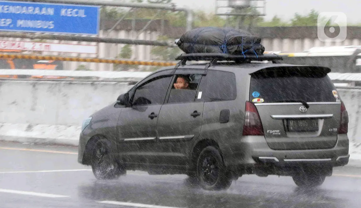 <p>Kendaraan pemudik melewati Jalan Tol Jakarta - Cikampek KM 69, Purwakarta, Jawa Barat, Rabu (27/4/2022). Memasuki H-6 Idul Fitri, arus mudik dari Jakarta yang melewati Jalan Tol Jakarta - Cikampek terpantau ramai lancar. (Liputan6.com/Herman Zakharia)</p>