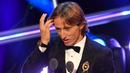 Pemain Real Madrid asal Kroasia, Luka Modric, menerima trofi Pemain Terbaik FIFA 2018 di London, Senin (24/9/2018). Dirinya mampu mematahkan dominasi Cristiano Ronaldo dan Lionel Messi. (AFP/Ben Stansall)