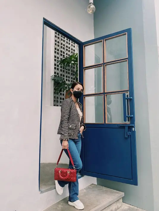 Lebih lanjut ia menceritakan proses yang dilakukan saat bermain di sinetron garapan SinemArt yang tayang di SCTV. Yakni mulai dari membaca dan memahami skenario hingga akhirnya melakukan workshop. (Instagram/michelleziu)