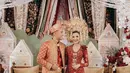 Vidi Aldiano dan Sheila Dara juga mengusung adat Minang dalam pernikahannya. Mereka mengusung adat Minang yang menampilkan kesan glamor pada resepsi pertama. (Instagram/@morden.co)