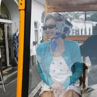 Liburan di Eropa, Jennie BLACKPINK kenakan head scarf yang jadi tren outfit liburan [@jennierubyjane]