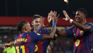 Pemain Barcelona, Raphinha (kiri), merayakan gol yang dicetaknya ke gawang Valencia pada pekan 4 Liga Spanyol 2025/2026, Senin (15/9/2025) dini hari WIB. (Lluis GENE / AFP)