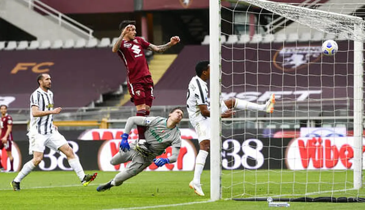 Pemain Torino, Antonio Sanabria, mencetak gol ke gawang Juventus pada laga Serie A di Stadion Olympic, Turin, Minggu (4/4/2021). Kedua tim bermain imbang 2-2. (Marco Alpozzi/LaPresse via AP)