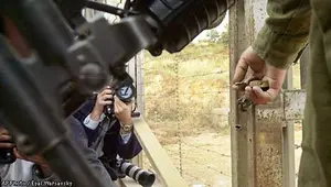 Prajurit terakhir Israel menyeberangi perbatasan Lebanon pada 24 Mei 2000 sekitar pukul 03.45 GMT, menutup gerbang di belakangnya. (AP/Eyal Warsavsky)