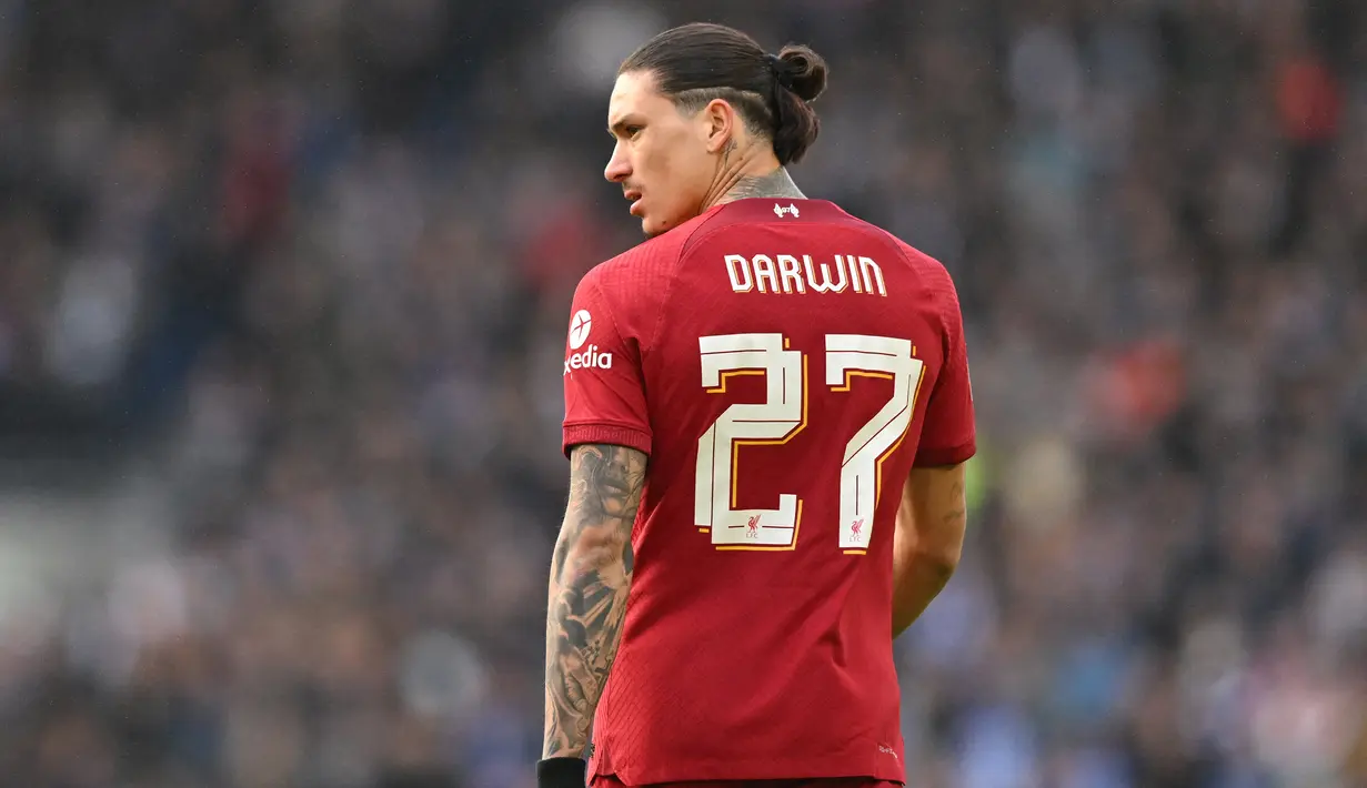 Striker Liverpool, Darwin Nunez saat menghadapi Brighton and Hove Albion pada laga putaran keempat Piala FA 2022/2023 di Amex Stadium, Brighton (29/1/2023). Darwin Nunez sejatinya ingin mengenakan nomor punggung 9 sebagai jati diri seorang striker saat didatangkan Liverpool. Namun karena nomor tersebut masih menjadi milik Roberto Firmino, ia memilih nomor punggung 27. Bukan tak mungkin, seiring kepergian Roberto Firmino musim depan, striker Uruguay tersebut akan mewarisi nomor yang ditinggalkan Firmino. (AFP/Glyn Kirk)