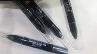 Berikut penggunaan eye shadow crayon dari Lakme yang memudahkan Anda saat merias mata. (