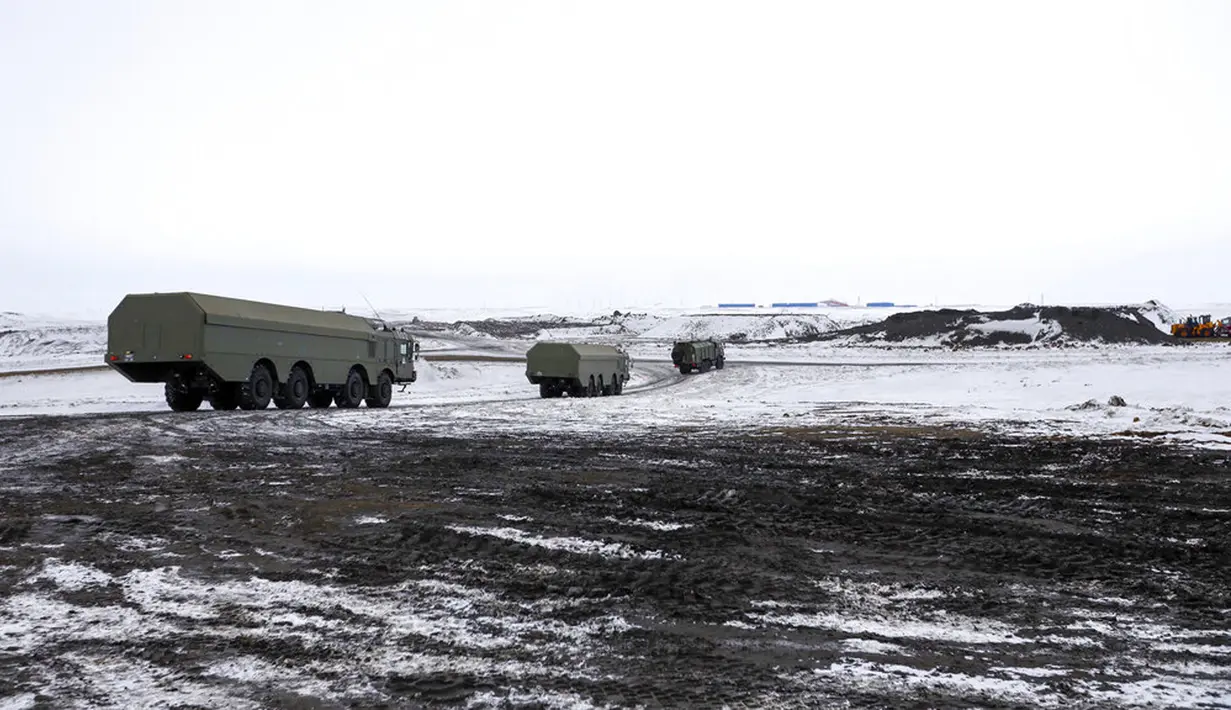 Sistem rudal antikapal Bastion bergerak ke posisi di Pulau Alexandra Land dekat Nagurskoye, Rusia, Senin (17/5/2021). Tempat yang dulunya merupakan rumah terpencil bagi beruang kutub ini kini menjadi pangkalan militer paling utara Rusia. (AP Photo/Alexander Zemlianichenko)
