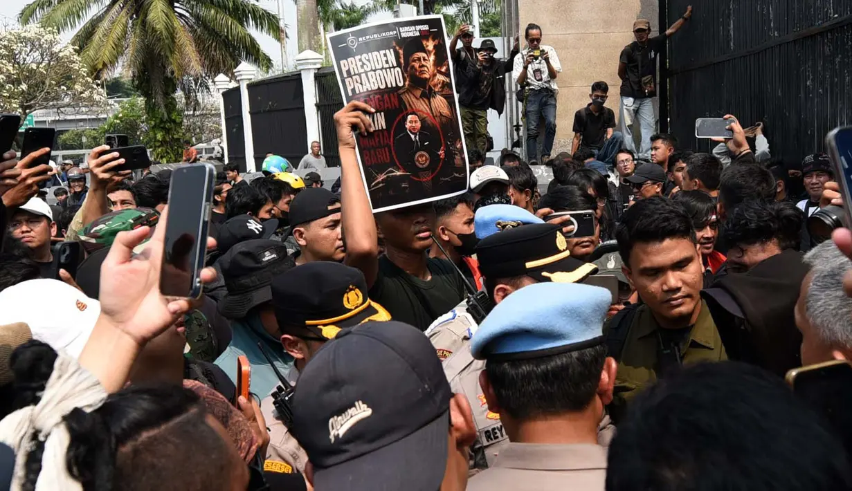 Aktivis Barisan Oposisi Indonesia (BOI) melakukan aksi unjuk rasa mendesak pembersihan dugaan mafia alat utama sistem persenjataan (alutsista) di depan Gedung Kompleks Parlemen, Jakarta, Kamis, 27 Agustus 2026. (KLY/ Arie Basuki)