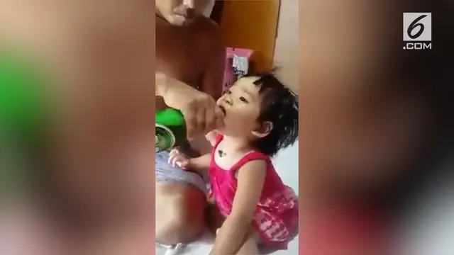 Seorang Ayah di Tiongkok memberikan anaknya yang masih bayi Bir. Ironisnya, sang bayi justru menyukainya.