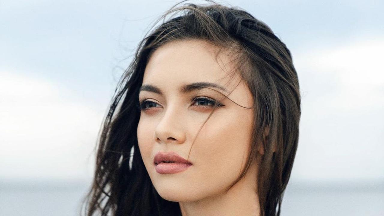 6 Gaya Pemotretan Angela Gilsha dan Mischa di Pantai, Bak Prewedding