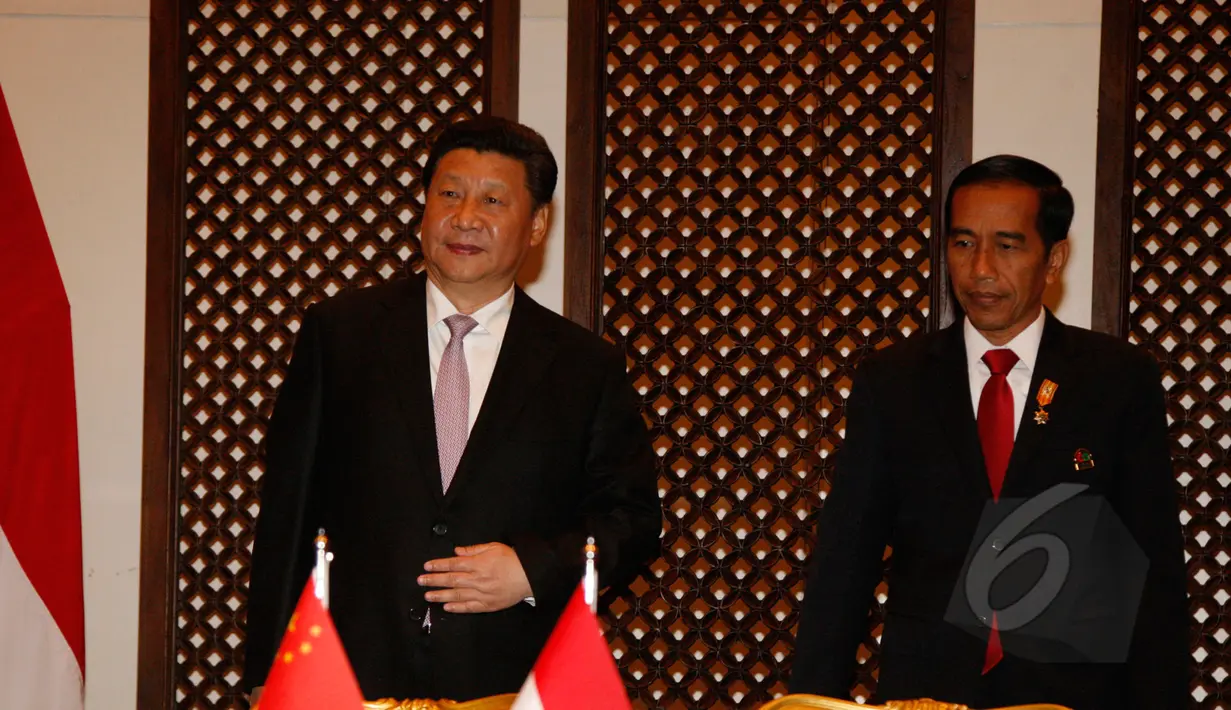 Presiden Indonesia, Joko Widodo (kanan) dan presiden Tiongkok, Xi Jinping saat melakukan pertemuan bilateral di area penyelenggaraan KTT Asia Afrika 2015, di Jakarta Convention Center, Rabu (22/4/2015). (Liputan6.com/Herman Zakharia)