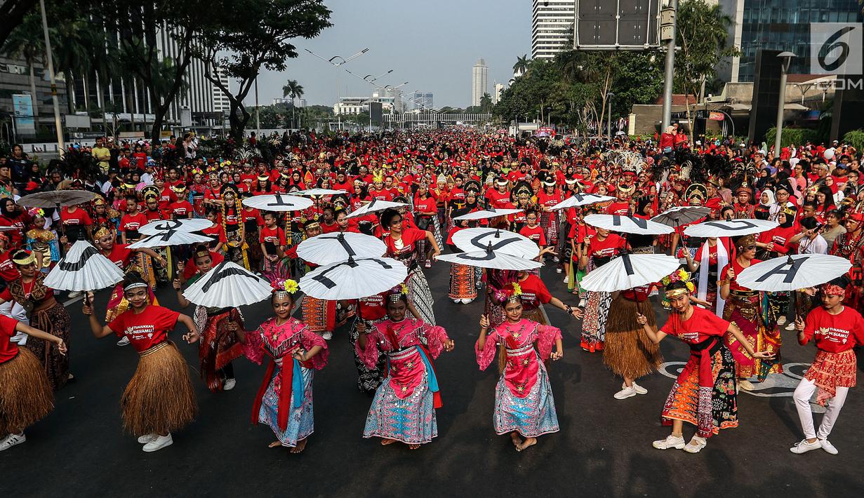 Penari menampilkan tarian khas Indonesia saat car free day (CFD) di Jalan Sudirman, Jakarta, Minggu (4/8/2019). Sebanyak 2.000 penari menampilkan 10 tarian khas Indonesia untuk menyatukan masyarakat yang sempat terpecah belah sehabis Pemilu 2019. (Liputa6.com/JohanTallo)