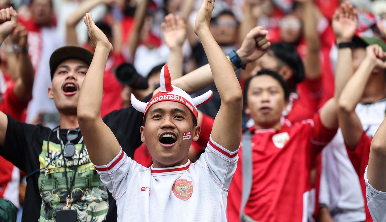 Para suporter Timnas Indonesia memberikan dukungan kepada timnya dalam laga terakhir Grup C Putaran Ketiga Kualifikasi Piala Dunia 2026 melawan Jepang di Suita Stadium, Jepang, Selasa (10/06/2025). (AFP/Paul Miller)