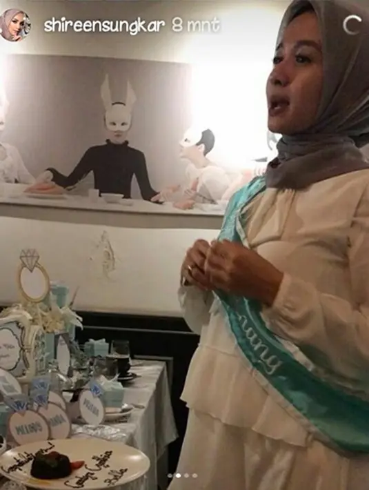 Selempang bertuliskan Wanita Terpinang dikenakan oleh Bella. Tawa bahagia begitu terlihat saat mendapatkan kejutan dari teman-teman dekatnya, seperti Zaskia Sungkar, Shireen Sungkar dan masih banyak lagi. (Instagram/ristiantibellaers)