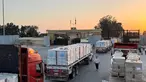 Truk-truk bermuatan bantuan kemanusiaan menunggu izin masuk di sisi perbatasan Mesir dari perlintasan Rafah menuju Jalur Gaza, untuk menuju wilayah Palestina pada 3 Agustus 2025. (Foto: AFP)