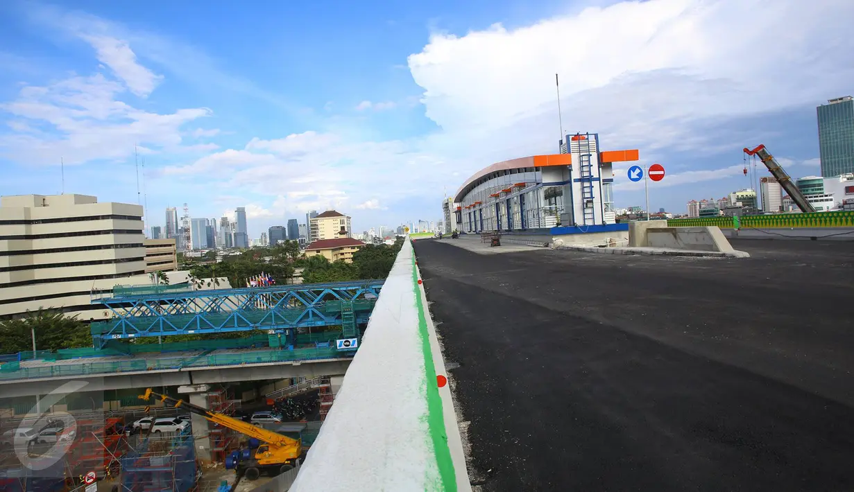 Suasana sekitar Jalan Layang Non-Tol Tendean-Ciledug di Jakarta, Jumat (20/1). Total progress pengerjaan proyek sepanjang 9,3 kilometer dengan lebar bersih 8 meter tersebut telah mencapai 98 persen. (Liputan6.com/Immanuel Antonius)