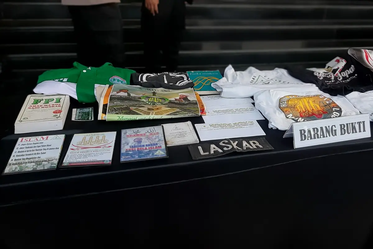 Sejumlah barang bukti yang disita pada operasi penangkapan terduga teroris di Jakarta dan Kabupaten Bekasi