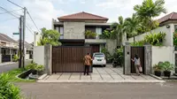 7 Model Gerbang dengan Motif Garis Vertikal, Tren Fasad yang Masih Digemari