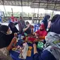 Kelompok Ibu-ibu di Balikpapan Barat saat membuat boneka dan gantungan kunci dari barang bekas yakni kain perca sisa konveksi. (Istimewa)