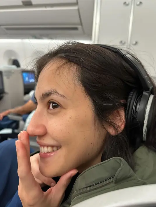 Menariknya, ada satu foto yang diambil dari samping, menunjukkan satu uban di rambut Pevita Pearce. [Foto: Instagram/pevpearce]