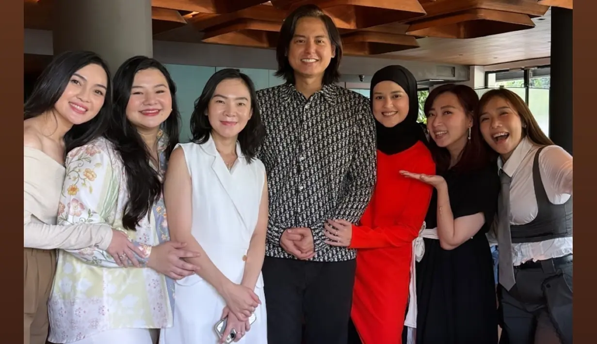 Cut Meyriska dibantu oleh beberapa sahabatnya dalam mempersiapkan kejutan ulang tahun untuk sang suami. Dalam momen tersebut tampak beberapa artis seperti Eriska Rein dan Cherly Juno. Member Chibi Chibi itu bahkan terlihat menjadi MC dalam pesta kejutan ultah Roger Danuarta. (Liputan6.com/IG/@jessicabits)