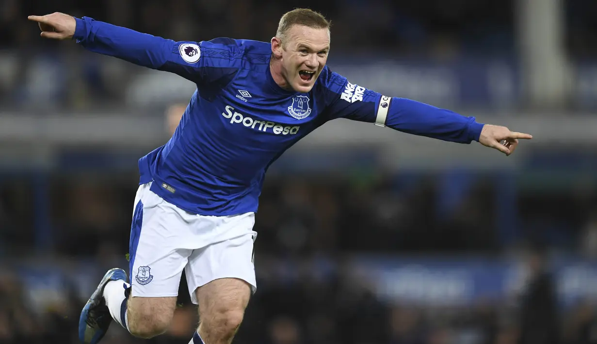 Striker Everton, Wayne Rooney, berhasil mencetak hattrick saat melawan West Ham pada laga Premier League di Stadion Goodison Park, Liverpool, Rabu (29/11/2017). Everton berhasil menang 4-0 atas West Ham. (AFP/Paul Ellis)