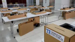 Komputer untuk pemungutan suara digital terlihat selama persiapan pemilihan presiden mendatang di sebuah TPS di Panama City, Panama (3/5/2019). (Reuters/Carlos Jasso)