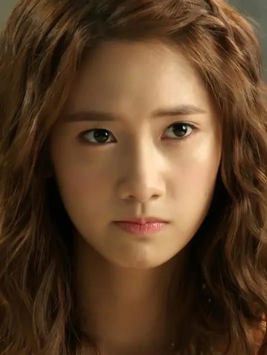 Yoona tampil imut dengan rambut keritingnya di drama Love Rain. (Foto: kdramalove.com)