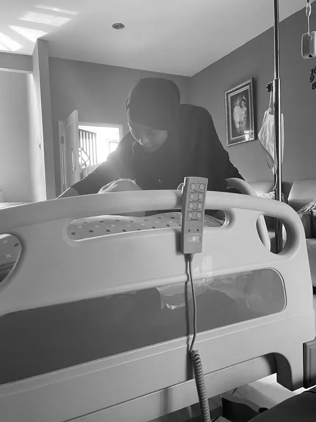 Tantri temani sang ayah di rumah sakit (Instagram/tantrisyalindri)