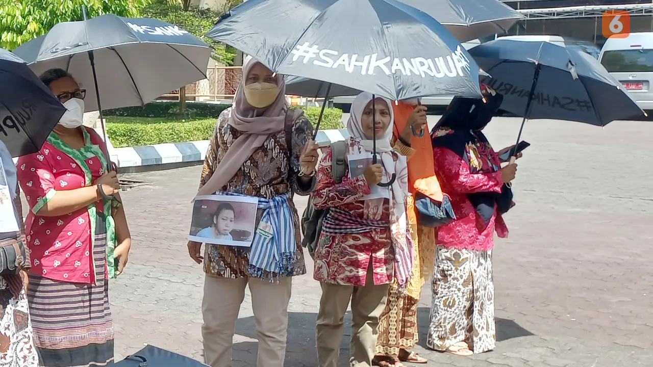Jumiyem dan Sargini saat melakukan aksi bersama PRT Jogja Rabu(21/12/2022)