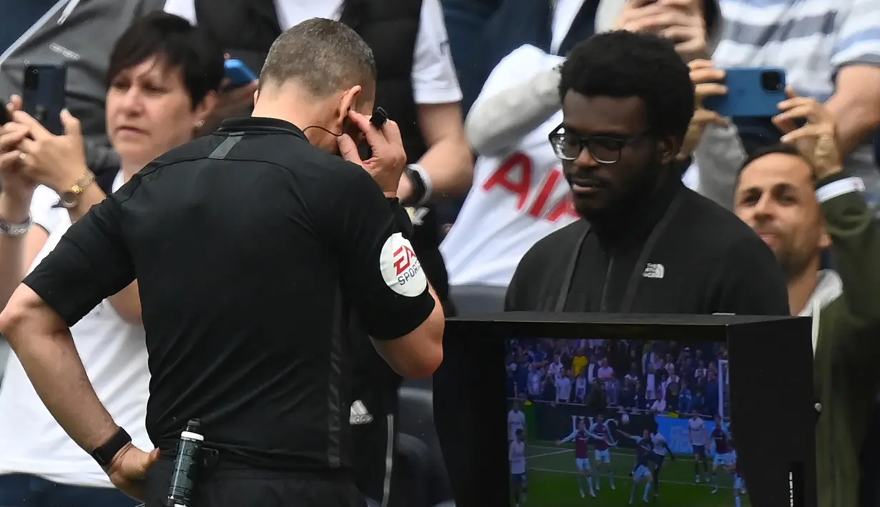 <p>Hukuman penalti diberikan setelah salah seorang pemain Burnley terindikasi handball dan sempat ditinjau melalui rekaman VAR sebelum diputuskan oleh wasit. (AFP/Glyn Kirk)</p>