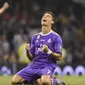 Bintang Real Madrid, Cristiano Ronaldo, merayakan gol yang dicetaknya ke gawang Juventus pada laga final Liga Champions di Stadion Stadion Millenium, Cardiff, Sabtu (3/6/2017). Madrid menang 4-1 atas Juventus. (AFP/Glyn Kirk)