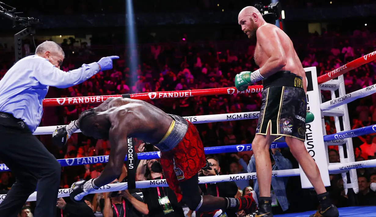 Tyson Fury (kanan) mengalahkan Deontay Wilder pada pertandingan tinju kelas berat WBC di T-Mobile Arena, Las Vegas, Nevada, Amerika Serikat, 9 Oktober 2021. Tyson Fury mempertahankan sabuk juara dunia tinju kelas berat WBC usai mengalahkan Deontay Wilder pada ronde 11. (AP Photo/Chase Stevens)