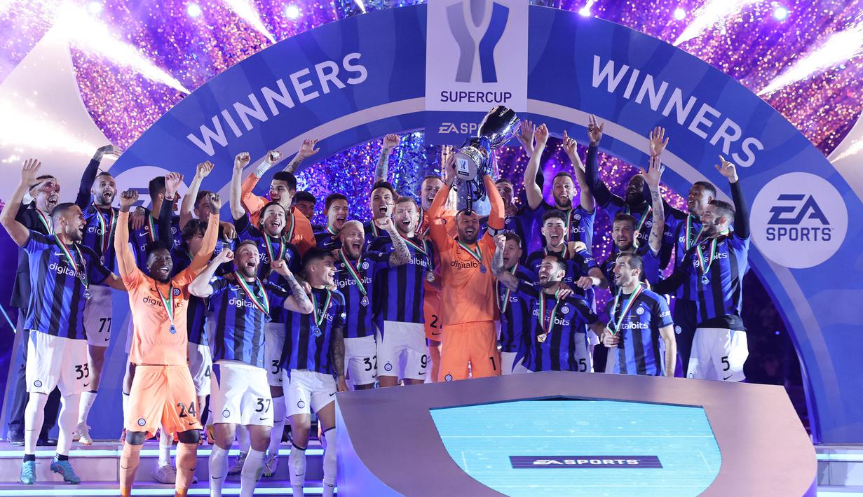<p>Pemain Inter Milan mengangkat trofi Piala Super Italia 2022/2023 setelah berhasil mengalahkan AC Milan pada laga yang berlangsung di Stadion Internasional King Fahd, Riyadh, Arab Saudi, pada Kamis (19/1/2023) dini hari WIB. Tiga gol Nerazzurri dicetak oleh Federico Dimarco (10'), Edin Dzeko (21&rsquo;), dan Lautaro Martinez (78&rsquo;). (AFP/Giuseppe Cacace)</p>