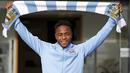 Raheem Sterling berpose setelah resmi menandatangani kontrak bersama Manchester City di Stadion Etihad, Manchester., Inggris. (14/7/2015). (REUTERS/Andrew Yates)