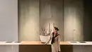 Pada potret lainnya, Cathy mengenakan rib knit turtleneck dress yang terlihat sangat chic. Ia melengkapi penampilannya dengan cardigan yang cukup diikat di bahu untuk memberikan sentuhan effortless elegance. Sepasang boots hitam menjadi pilihan alas kaki yang melengkapi gaya ini dengan sempurna. [@cathysharon].