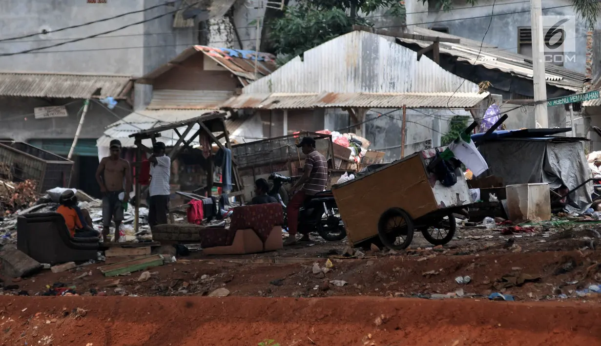 Sejumlah pemulung saat beristirahat di kolong jalan Tol Becakayu di kawasan Kalimalang, Rabu (10/4). Minimnya pengawasan dan penertiban pemerintah ditambah adanya tempat pembuangan sampah menyebabkan kolong Tol Becakayu di kawasan tersebut dipenuhi oleh pemulung. (merdeka.com/Iqbal S. Nugroho)