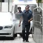 Shahrukh Khan dengan mobil BMW-nya. (Cartoq)