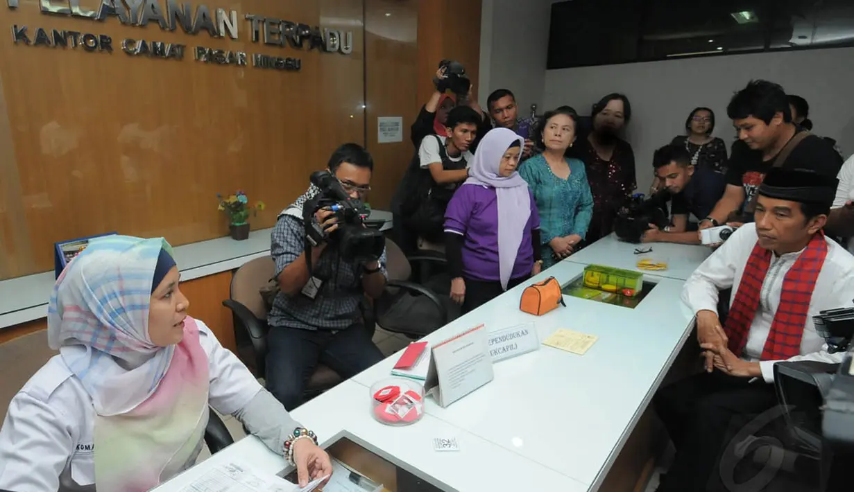 Gubernur DKI Jakarta Joko Widodo melakukan sidak ke kantor Kecamatan Pasar Minggu, Jakarta, Jumat (23/5/14). (Liputan6.com/Herman Zakharia)