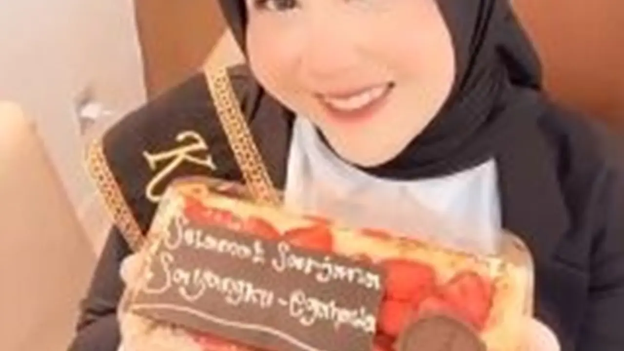 6 Momen Bahagia Kesha Ratuliu Setelah Resmi Jadi Sarjana, Banjir Hadiah