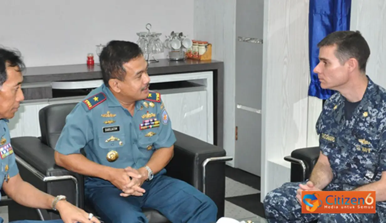 Citizen6, Tanjung Priok: Staf ODC Amerika Serikat,  LCdr. Christopher Giacomaro didampingi staf Dirjen Kemhan dan Staf Mabes TNI AL mengunjungi Mako Kolinlamil di Tanjung Priok, Senin (9/4). (Pengirim: Kadispen Kolinlamil)