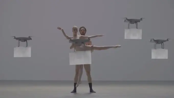 Tanpa Kesan Porno, Pasangan Ini Menari Telanjang 'Berhias' Drone