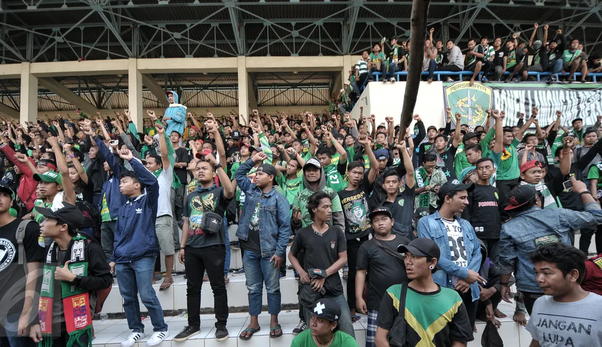 Ribuan suporter Persebaya Surabaya (Bonek) memadati Stadion Tugu, Koja, Jakarta Utara, Selasa (2/8). Mereka datang secara bergelombang sejak Senin dengan menamakan Gerakan 'Aksi Geruduk Jakarta'. (Liputan6.com/Yoppy Renato)