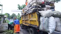 Petugas kebersihan dari DLH Kabupaten Purwakarta saat mengangkut sampah yang selanjutnya akan dibuang ke TPA Cikolotok. Foto (Istimewa)