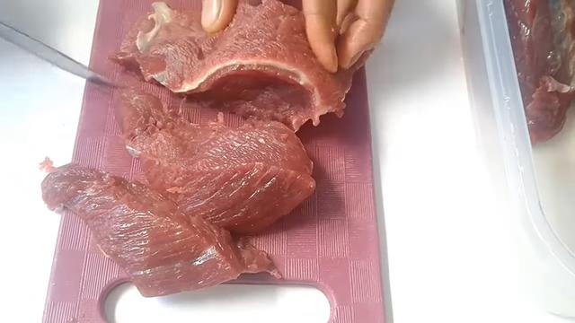 Tanpa Bahan Tambahan, Ini Trik Jitu Iris Daging Sapi Agar Mudah Empuk