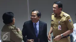Ki-ka: Siti Nurbaya, Rizal Ramli dan Ahok jelang konferensi pers hasil rapat Reklamasi Teluk Jakarta, Senin (18/4). Pemerintah Pusat dan Pemprov DKI Jakarta sepakat untuk menghentikan sementara proyek Reklamasi Teluk Jakarta. (Liputan6.com/Angga Yuniar)